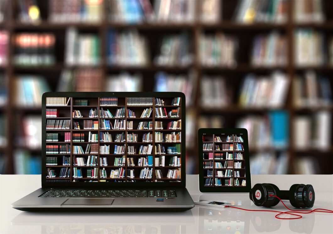 Bücherregal auf Laptop- und Tablet-Desktop sowie im Hintergrund - Titelbild des Selbstlern-Workshops "Digitales Lehren und Lernen didaktisch sinnvoll gestalten"