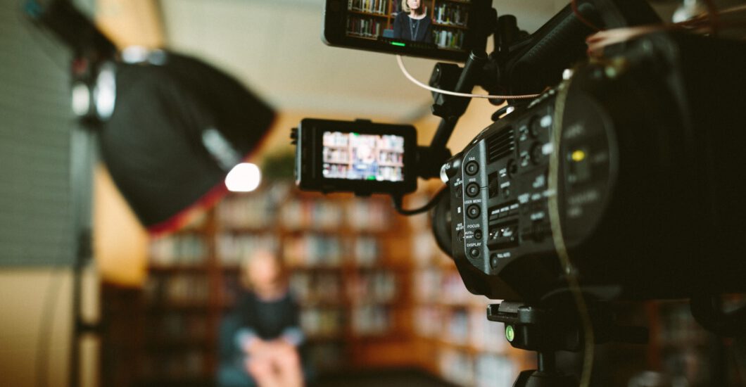 Videokamera, die eine Person filmt - Titelbild des Blogbeitrags "Gute Lehrvideos gestalten: Die ultimative Anleitung"