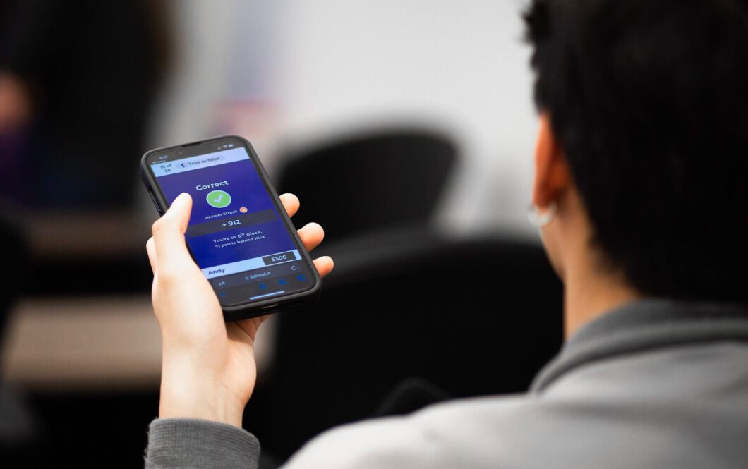 Person mit Smartphone in der Hand, auf dem Display leuchtet "correct" - Titelbild des Impulsworkshops "Audience Response Systeme (ARS) in der Hochschullehre"